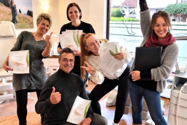 Erfolgreicher Abschluss einer Fachfußpflege-Ausbildung in der Fußpflegeschule Dangelmaier.